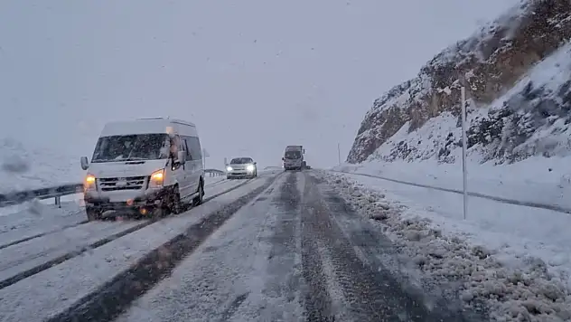 Malatya-Pütürge Yolunda Kar Yağışı sürücülere zor anlar yaşatıyor