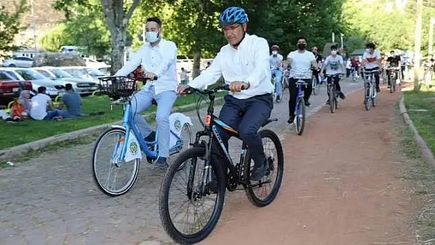 'Osman Güder, sağlıklı yaşam için gençlerle pedal çevirdi'