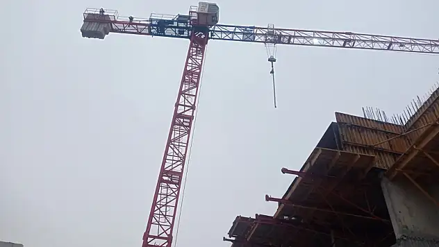 Paralarını Alamayan İşçiler İsyan Edip Kule Vinçe Çıktı