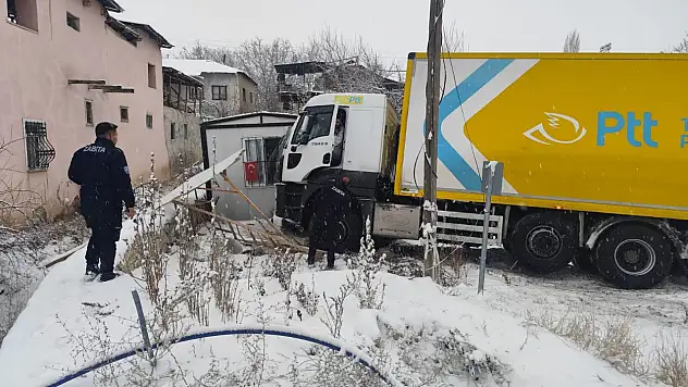 PTT Kargo Aracı Karlı Yolda Kontrolden Çıktı