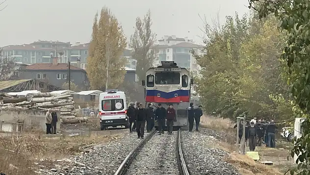 Rayların Üzerine Düşen Yaşlı Adam Tren Altında Kaldı