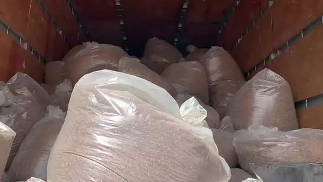 'Tırda tonlarca kaçak tütün ele geçirildi'