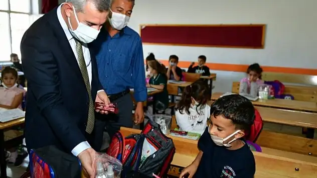 'Yeşilyurt Belediye Başkanı Mehmet Çınar, okulları ziyaret edip, öğrencilerle buluştu'
