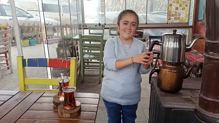 '1 metre 35 cm boyundaki Saadet, her şeye rağmen zorlukları aşıyor'