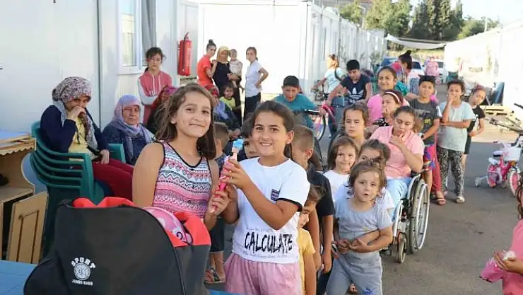 '10 yaşındaki depremzede, oyuncaklarını kendi gibi afetzede çocuklara dağıttı'