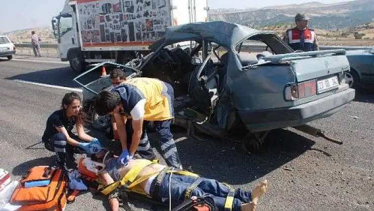Tır Otomobili Biçti: 1 Ölü 2 Yaralı