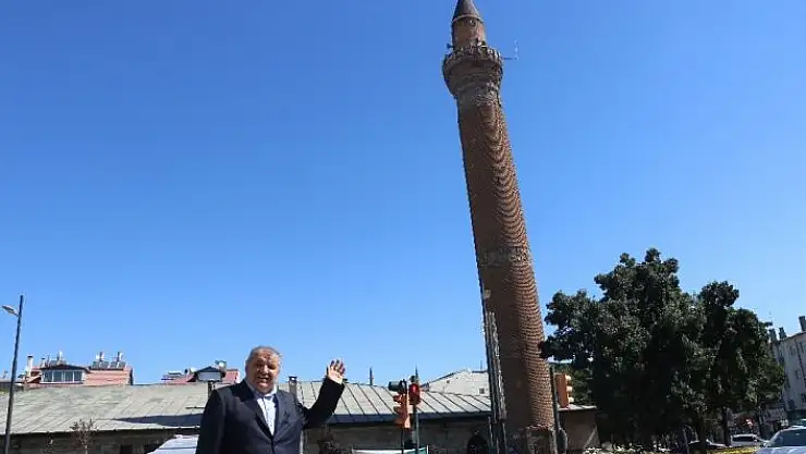 '117 santimetrelik eğimiyle Pisa Kulesiyle yarışıyordu 13 metrelik temeli olduğu ortaya çıktı'