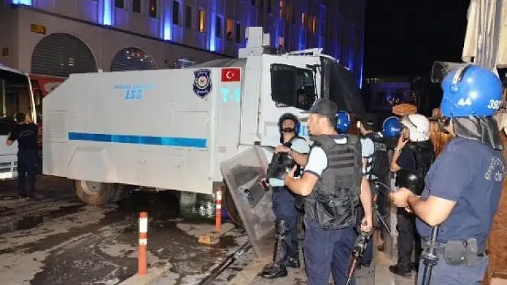 Malatya'da HDP'nin Bulunduğu Binanın Çatısı Ateşe Verildi