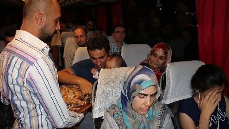 MUHTARLARDAN YOLCULARA KAYISI İKRAMI