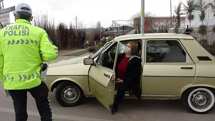 '14 yaşındaki ehliyetsiz sürücü polis ekiplerine yakalandı, annesi araç çekilmesin diye böyle direndi'