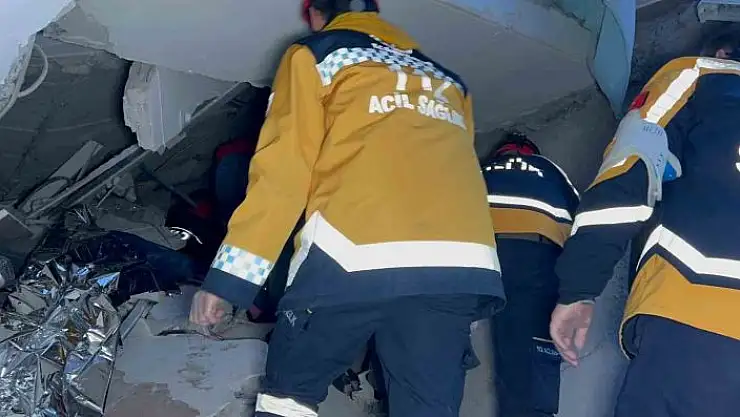 '14 yaşındaki Fatma enkazdan 15 saat sonra kurtarıldı'