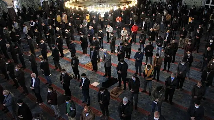 '15 aydır kapalı olan cami, cuma namazıyla açıldı, duygulu anlar yaşandı'