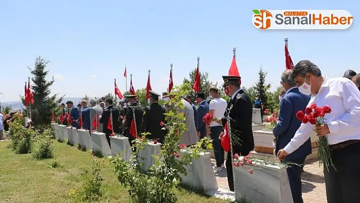 15 Temmuz şehitleri ziyaret edildi