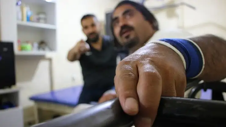 '15 yıl yatağa bağlı kaldıktan sonra konuşmayı yeniden öğrenip, dikilen koluyla halter kaldırmaya başladı'