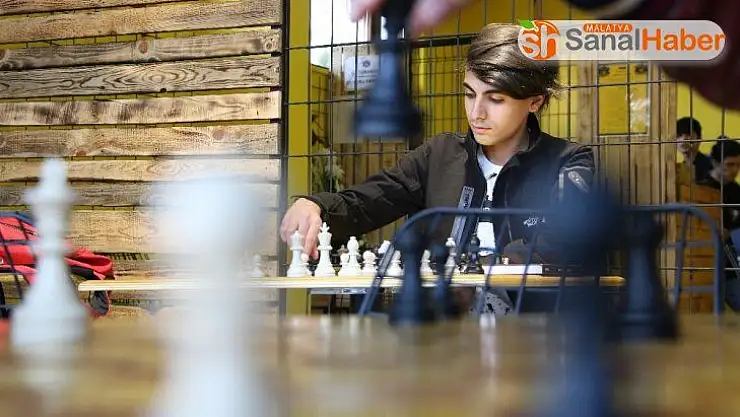 16 yaşındaki Onur, hayata adımlarını satrançla atıyor