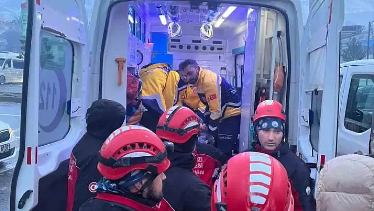 '17 yaşındaki Dilara, 30 saat sonra enkaz altından canlı kurtarıldı'