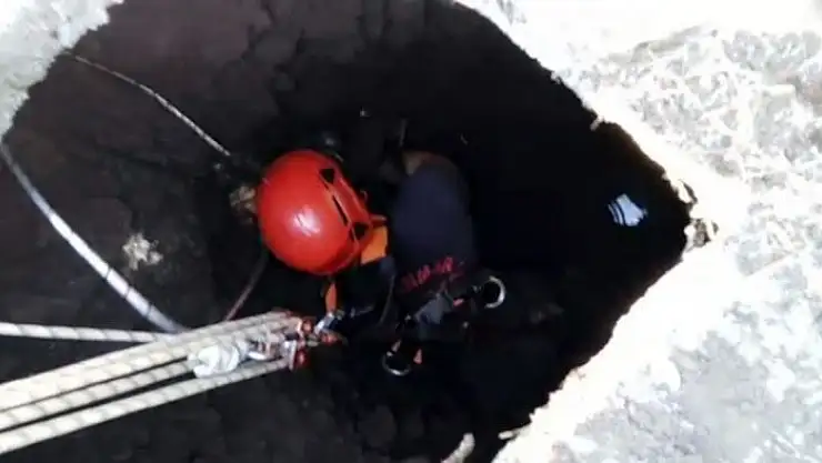 '18 metrelik kuyuya düşen kediyi itfaiye çıkardı'