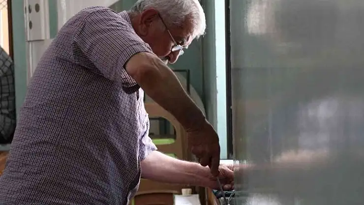 '190 caminin penceresine zincir taktı'