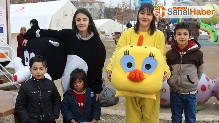 2 kardeş gönüllü olarak depremzede çocukların yüzünü güldürüyor