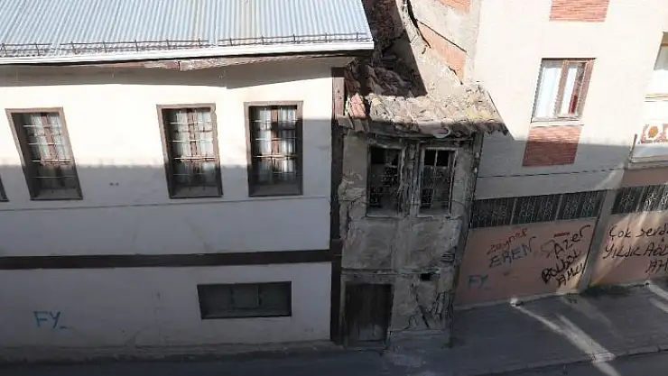 '2 metre enindeki ev görünümüyle dikkat çekiyor'