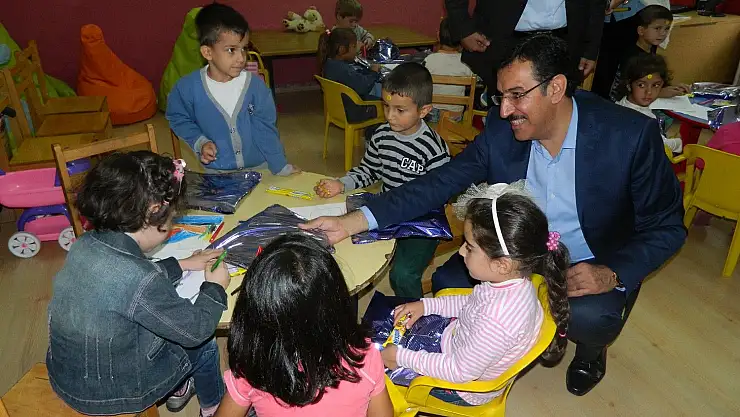 AK PARTİ'DEN KIRTASİYE YARDIMI