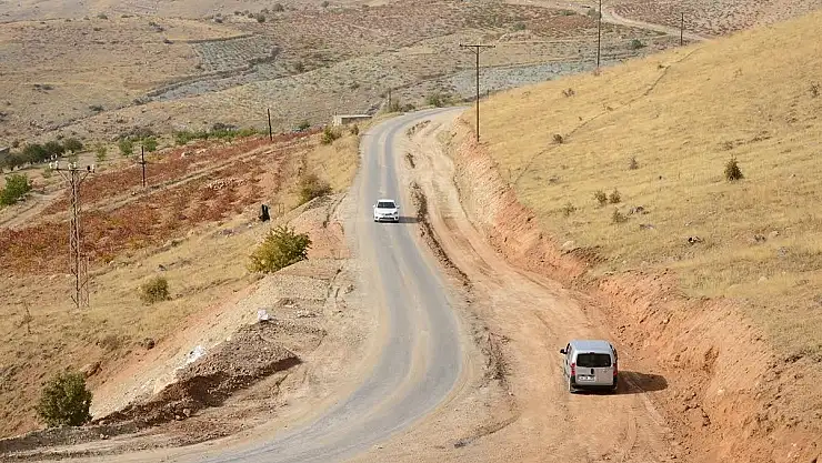 İKİ MAHALLENİN YOLU GENİŞLETİLİYOR