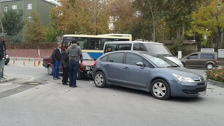 MALATYA'DA MADDİ HASARLI KAZA