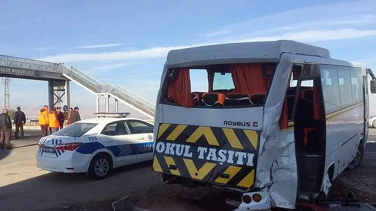 MALATYA'DA OKUL SERVİSİ KAZA YAPTI 4'Ü AĞIR 16 YARALI
