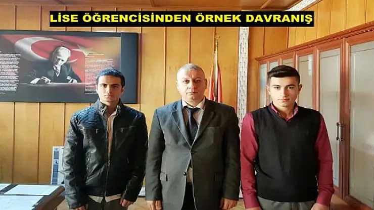 LİSE ÖĞRENCİSİ YOLDA BULDUĞU 2 BİN TL'Yİ SAHİBİNE TESLİM ETTİ