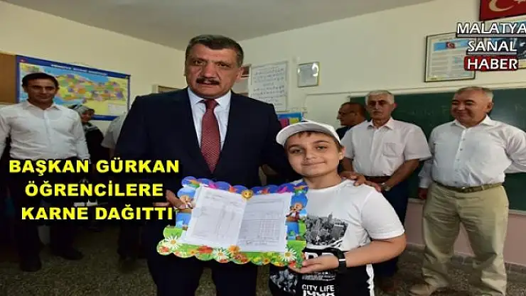 BAŞKAN GÜRKAN ÖĞRENCİLERE KARNE DAĞITTI