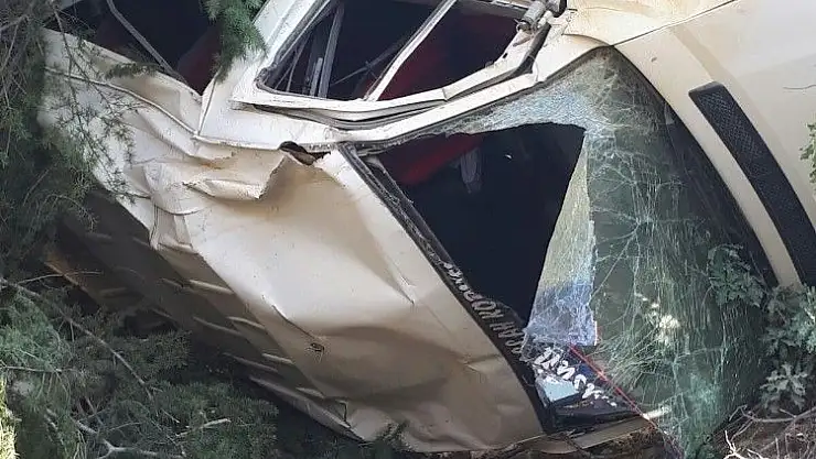 Minibüs şarampole yuvarlandı: 1 ölü, 15 yaralı