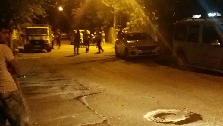'Park halindeki araç kurşunlandı: 1 yaralı'