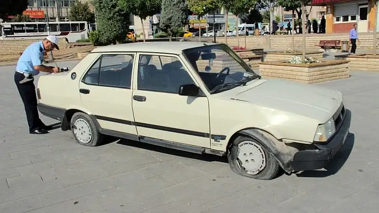 'Otomobil meydana indi: 3 yaralı'