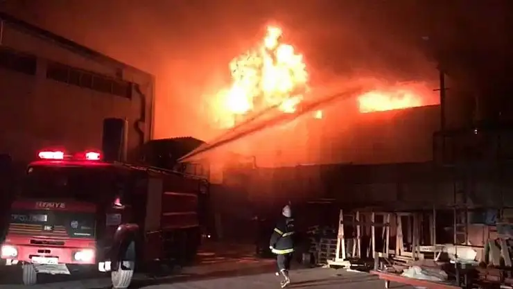 'Ahşap fabrikasında yangın'