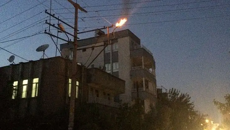 'Aydınlatma direğinde çıkan yangını itfaiye söndürdü'