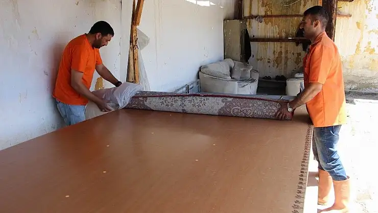 'Halı ve otomobil yıkayarak sosyal hayata hazırlanıyorlar'