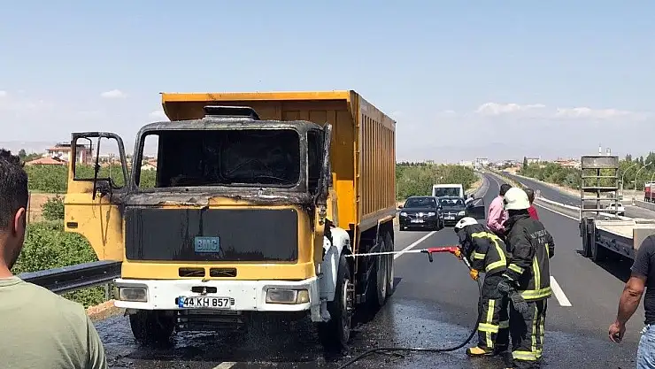 Malatya'da Seyir halindeki hafriyat kamyonu alev aldı