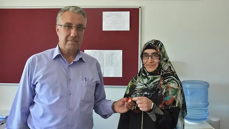 'Hukuk fakültesini kazanan imam hatip öğrencisi ödüllendirildi'