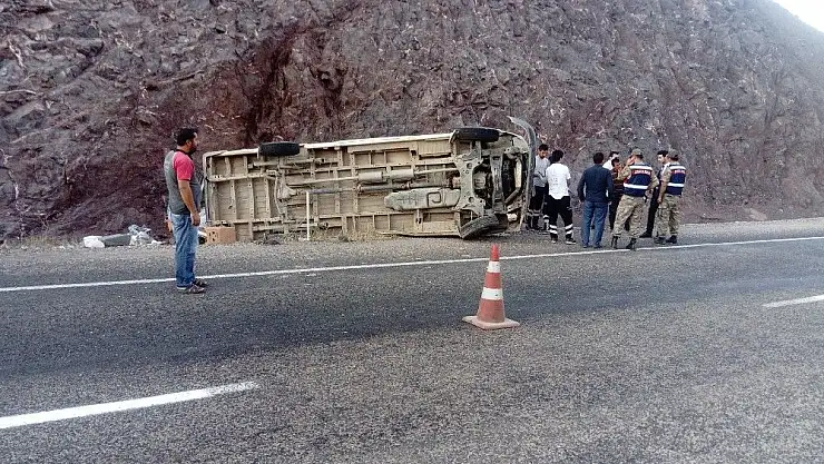 Mevsimlik işçileri taşıyan minibüs takla attı: 1 ölü, 9 yaralı