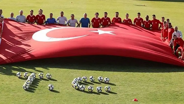 'Sivasspor´dan 30 Ağustos´a bayraklı kutlama'