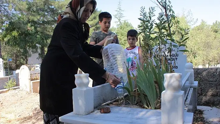 'Elazığ´da arefe günü mezarlıklar doldu taştı'