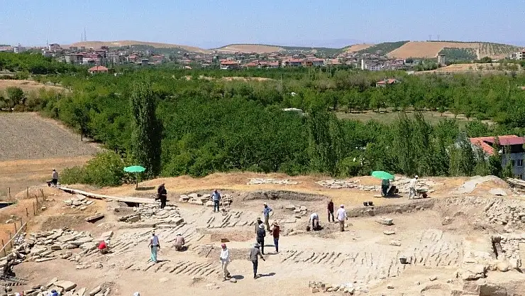 Kayısı bahçeleri arasında bir saray