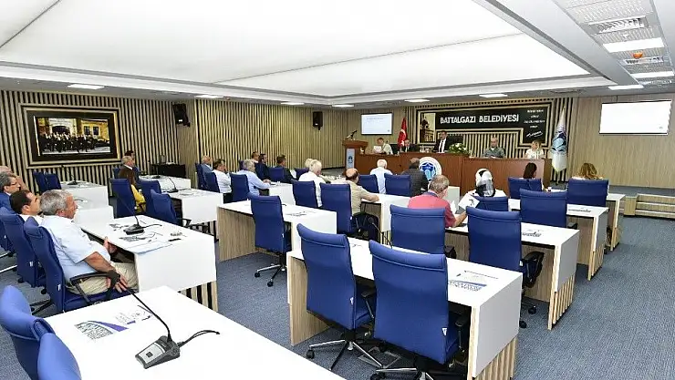 CHP´li Meclis Üyesi Battalgazi Belediye Başkanını öve öve bitiremedi