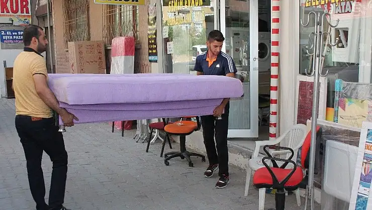 'İkinci el eşyacı ve spotçular, öğrencileri bekliyor'