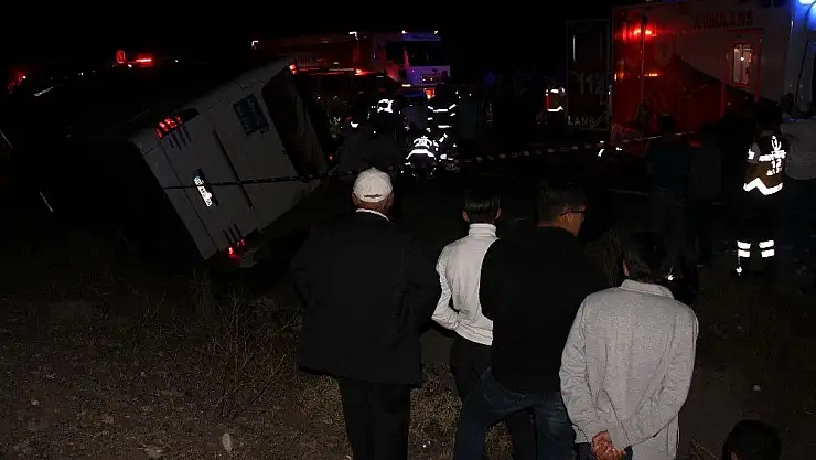 'Sivas´ta yolcu otobüsü ile otomobil çarpıştı: 1 ölü, 16 yaralı'
