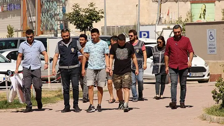 'Özel düzenekli çantayla 13 bin liralık kıyafet çaldılar'