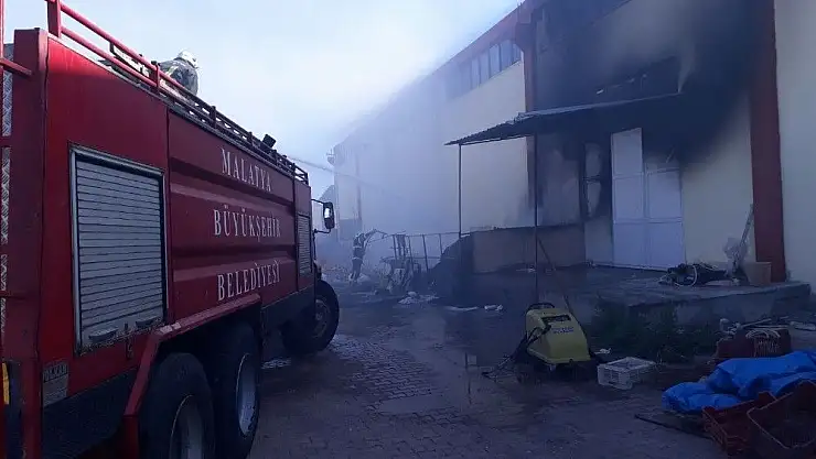 Malatya'da Fabrika yangını büyümeden kontrol altına alındı