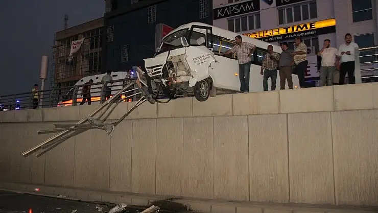 İki araç çarpıştı, minibüs askıda kaldı: 7 yaralı