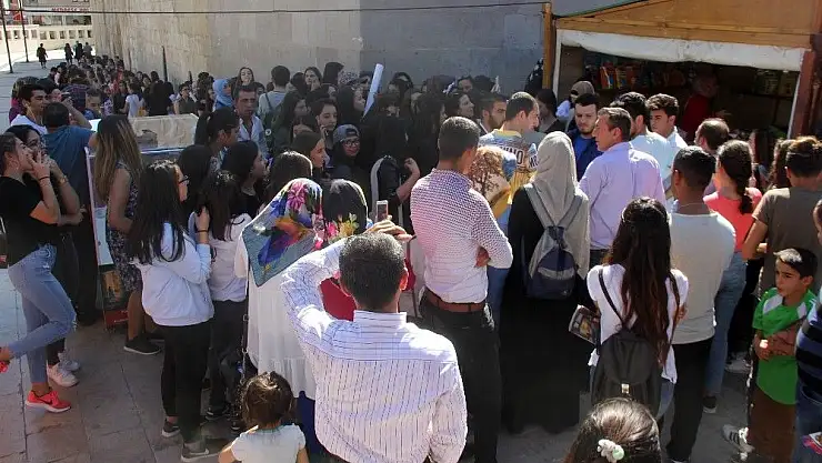 'İnternet fenomeninden ağzındaki sakızı istediler'