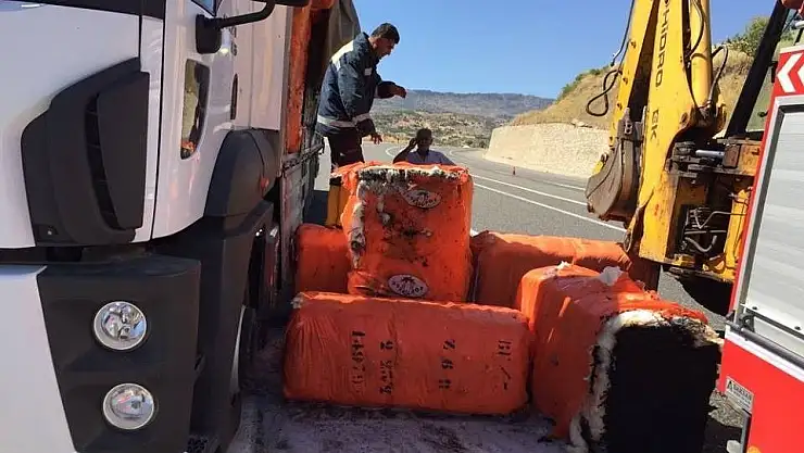 'Kamyon üzerindeki pamuk balyaları yandı'